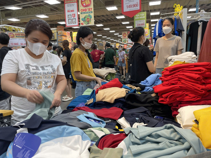 Hàng tốt giá giảm sâu được các doanh nghiệp đẩy mạnh bán trong dịp cuối năm để hỗ trợ người dân sắm Tết. (Ảnh: H. Linh)