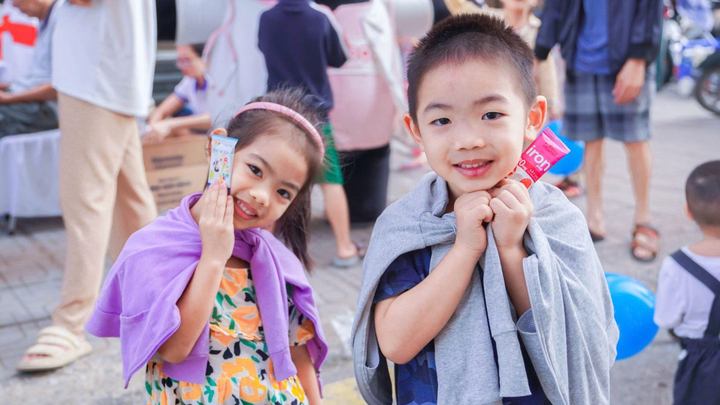 Các bé vô cùng thích thú khi bổ sung vitamin dạng kẹo.