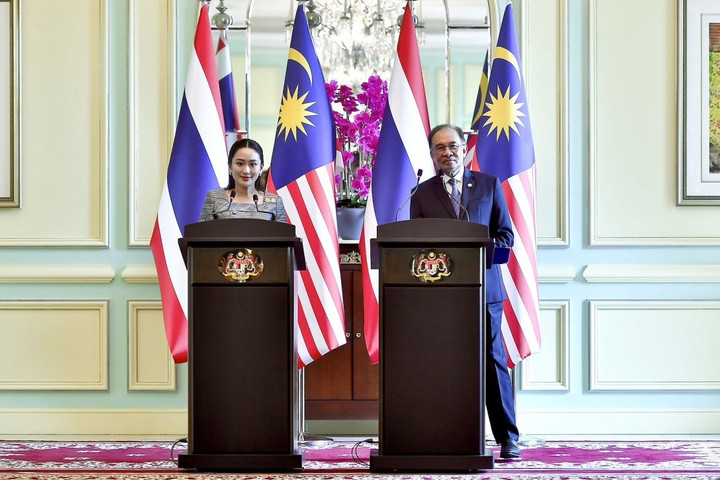 Thủ tướng Thái Lan Paetongtarn Shinawatra và Thủ tướng Malaysia Anwar Ibrahim phát biểu tại họp báo trong cuộc gặp song phương sáng 16/12/2024. (Ảnh: Văn phòng Thủ tướng Thái Lan)