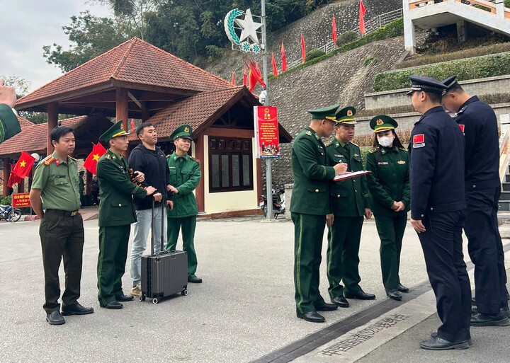 Trục xuất người đàn ông Trung Quốc nhập cảnh trái phép. (Ảnh: C.A)