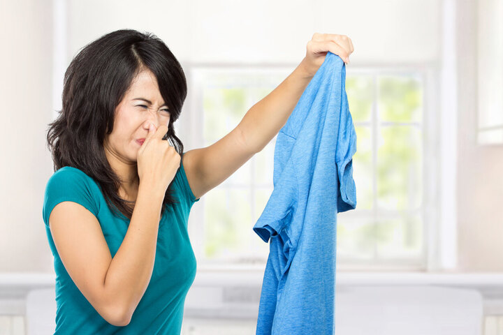 Có nhiều mẹo khử mùi thuốc lá trên quần áo. (Ảnh: Thompson Tee)