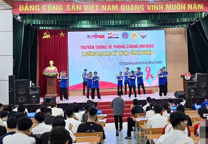Các nhóm hỗ trợ cộng đồng thường tổ chức các hoạt động truyền thông nhóm lớn về HIV trong các trường đại học, khu công nghiệp. (Ảnh: Báo Thái Nguyên)