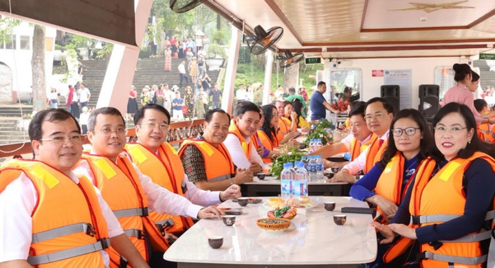 Các đại biểu trải nghiệm trên du thuyền tham quan hồ Núi Cốc. (Ảnh: Báo Thái Nguyên)