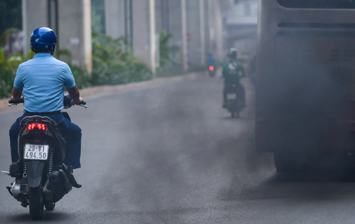 Những chiếc xe xả khói đen thế này lẽ ra không được phép lưu thông. (Ảnh: Znews)