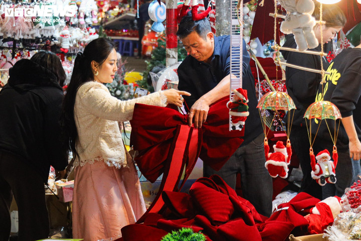 Năm nay xu hướng trang trí Giáng sinh bằng nơ đỏ lên ngôi, được nhiều khách hàng yêu thích, có giá từ 300.000 - 800.000 đồng.