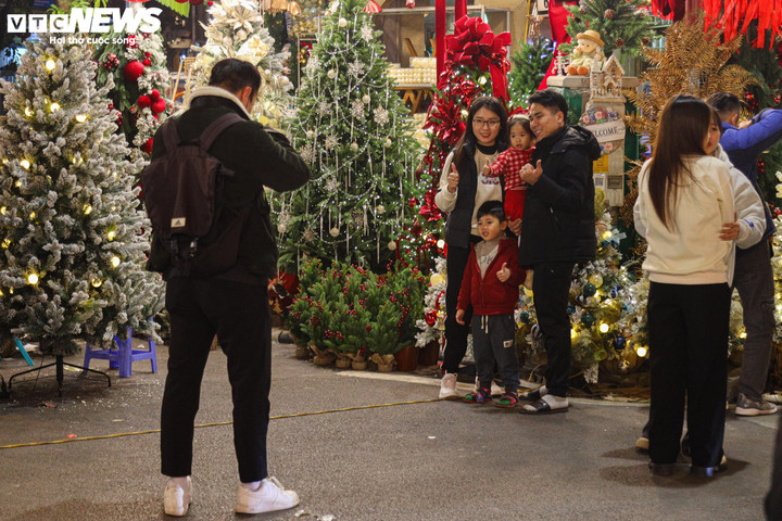 Sắp đến Noel, 'thủ phủ' bán đồ trang trí ở Hà Nội vẫn ế ẩm - 18