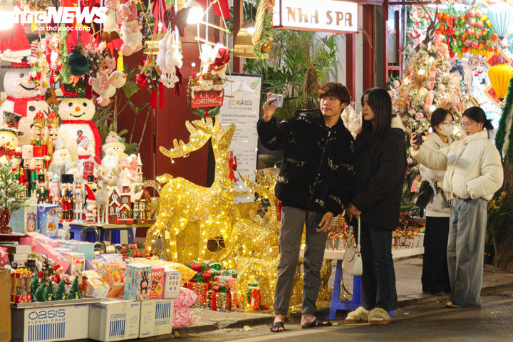 Sắp đến Noel, 'thủ phủ' bán đồ trang trí ở Hà Nội vẫn ế ẩm - 19