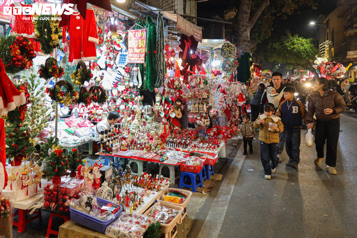 Nhiều gia đình thoải mái đi chơi Noel, ngắm nhìn những cửa hàng lộng lẫy trên phố Hàng Mã mà không phải chịu cảnh chen lấn, chật chội như mọi năm.