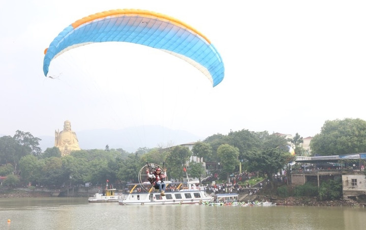 Du khách trải nghiệm khinh khí cầu tại Khu du lịch Hồ Núi Cốc vào ngày 25/4. (Ảnh: VGP)