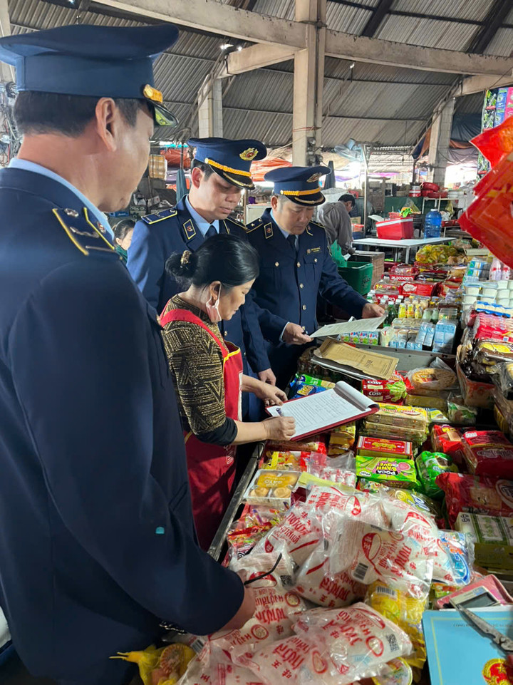Lực lượng QLTT kiểm tra hàng hóa dịp cuối năm. (Ảnh: QLTT)