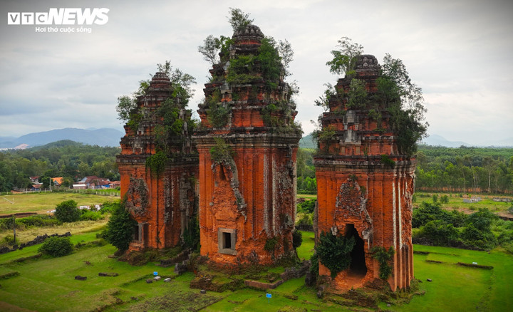 Tổng thể cụm tháp Chăm Dương Long.