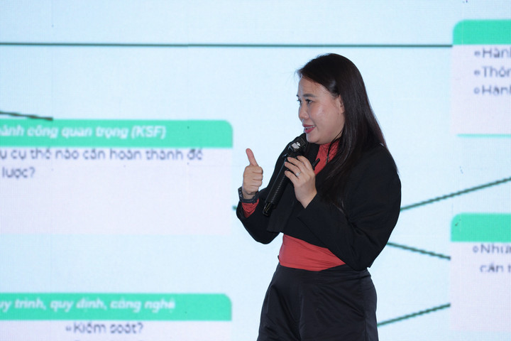 Diễn giả Nguyễn Thị Minh Giang trình bày chia sẻ của mình.