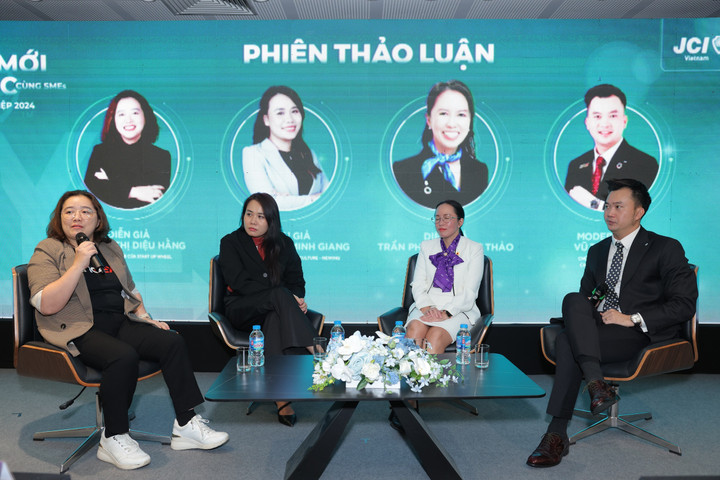 3 diễn giả và moderator thảo luận.