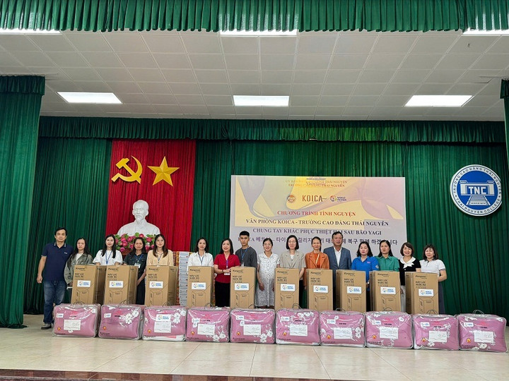 KOICA trao tặng quà cho gia đình cán bộ và gia đình học sinh, sinh viên Trường Cao đẳng Thái Nguyên. (Ảnh: Sở Ngoại vụ Thái Nguyên)