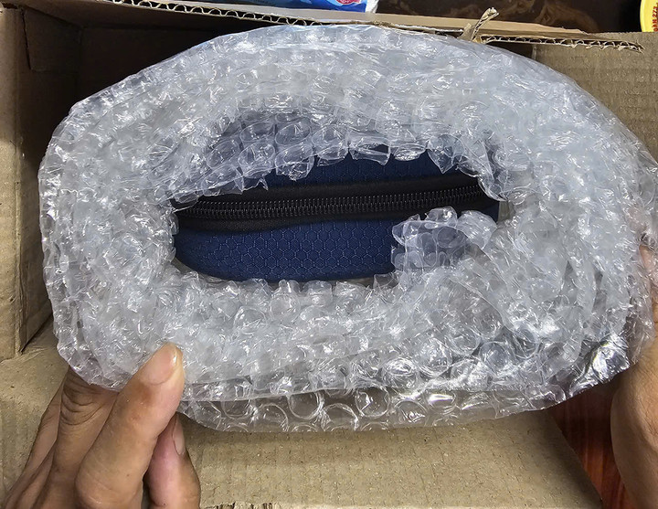 Sản phẩm được bọc bởi nhiều lớp túi chống sốc.