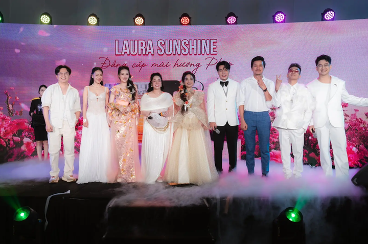 Dàn khách mời đặc biệi xuất hiện rạng ngời, chúc mừng cho buổi ra mắt nước hoa Laura Sunshine.