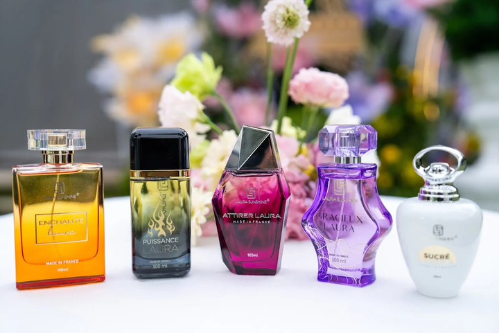 Bộ sưu tập nước hoa Laura Sunshine của Nhật Kim Anh chính thức trình làng sau nhiều thời gian ấp ủ.