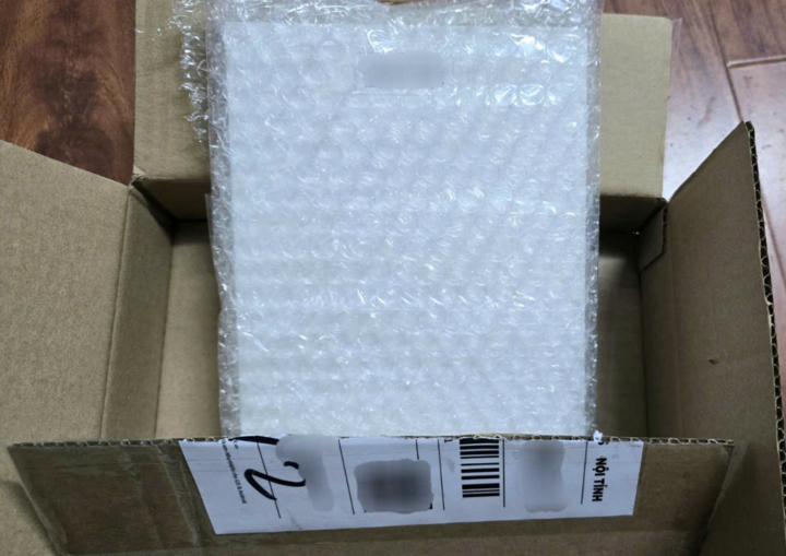 Sách đã bọc lớp nilon mỏng nhưng vẫn cần đến 2 lần túi chống sốc và hộp.