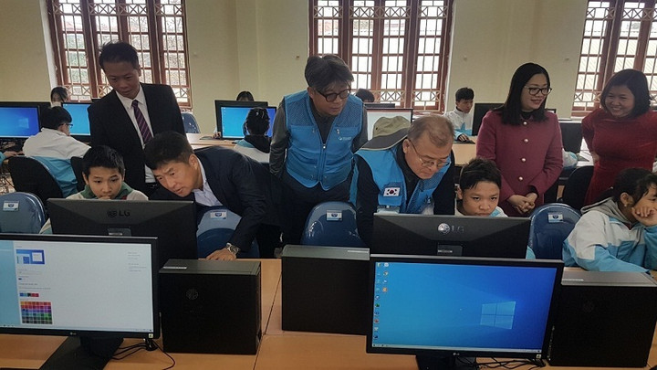 Tổ chức GCS Hàn Quốc tại Việt Nam bàn giao phòng máy tính cho trường THCS Tân Lập, thành phố Thái Nguyên.
