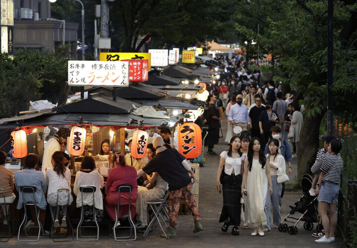 Những chiếc đèn lồng đỏ “akachochin" trên các yatai là một phần của cuộc sống về đêm tại quận Hakata. (Ảnh: Kyodo News)