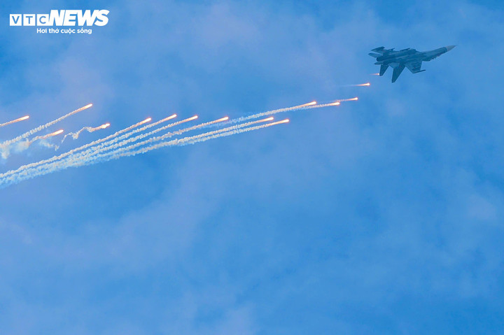 Ngay sau đó, tiến vào bầu trời phía trước lễ đài là 7 tiêm kích SU-30MK2 theo đội hình biên đội 3 chiếc và 4 chiếc. Điểm nhấn của buổi trình diễn làn màn bay kỹ thuật vòng khoan tăng lực, đồng thời nhả 48 quả đạn nhiễu rực sáng bầu trời từ chiếc tiêm kích mang số hiệu 8591.