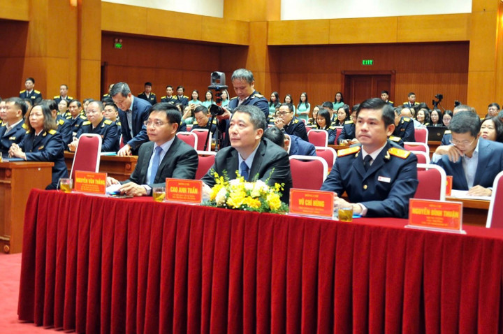 Bộ trưởng Bộ Tài chính (bên trái) chỉ đạo ngành Thuế tiếp tục xử nghiêm tình trạng gian lận hoàn thuế giá trị gia tăng, trục lợi ngân sách của Nhà nước.