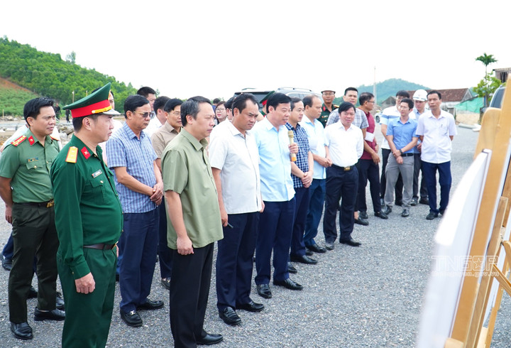 Thường trực Tỉnh ủy nghe chủ đầu tư báo cáo về tiến độ thi công dự án tuyến đường liên kết vùng.