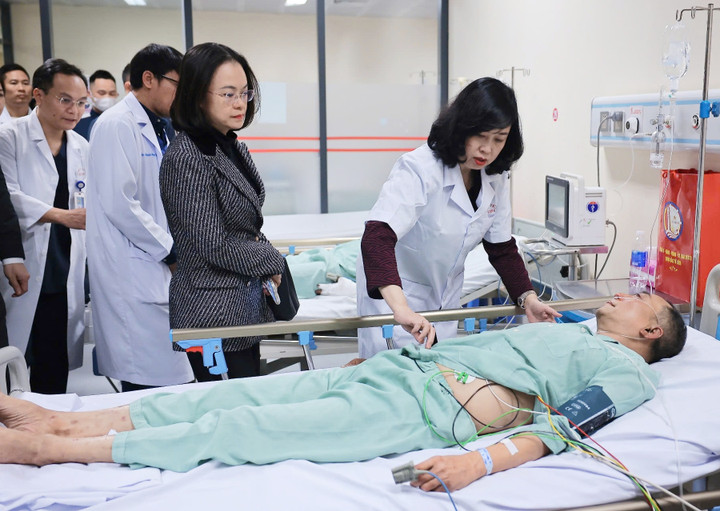 Bộ trưởng Y tế Đào Hồng Lan tới thăm, động viên người gặp nạn. (Ảnh: Nguyễn Hà)