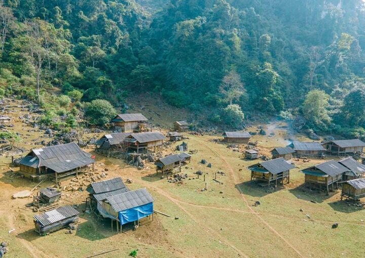 Xung quanh bản làng chỉ có núi rừng xanh mướt, trập trùng.