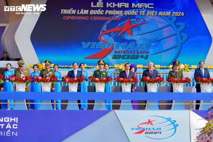 Thủ tướng Phạm Minh Chính và các đại biểu ấn nút khai mạc Triển lãm Quốc phòng quốc tế Việt Nam 2024
