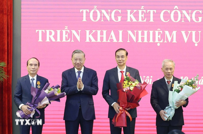 Tổng Bí thư Tô Lâm trao tặng Huân chương Độc lập hạng Nhất, Nhì và Ba cho các cá nhân. (Ảnh: Thống Nhất/TTXVN)