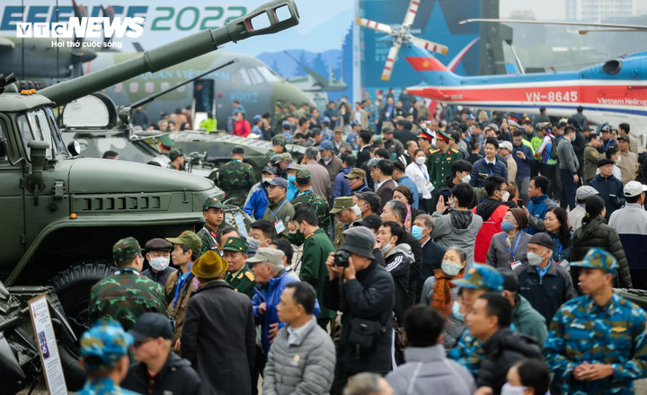 Người dân tham quan Triển lãm Quốc phòng quốc tế Việt Nam 2022.