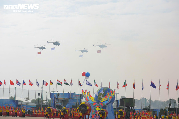 Lực lượng Không quân Việt Nam bay chào mừng với 7 trực thăng của Trung đoàn Không quân 916 (Quân chủng Phòng không - Không quân), biểu diễn kéo cờ Tổ quốc, cờ triển lãm qua khán đài sân bay Gia Lâm.