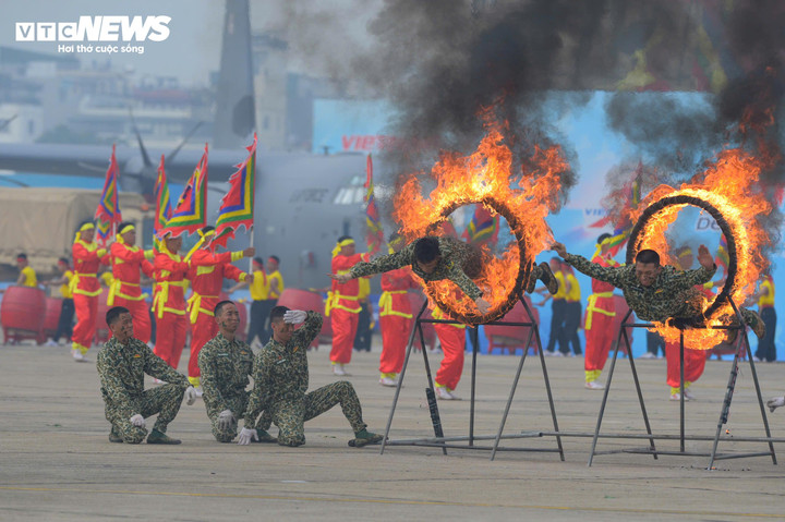 Bên dưới, khoảng 500 chiến sĩ đặc công trình diễn nhiều màn võ thuật như múa côn, võ tay không, sử dụng tay không đập gạch và gậy sắt; đấu đối kháng một - một và một - hai.