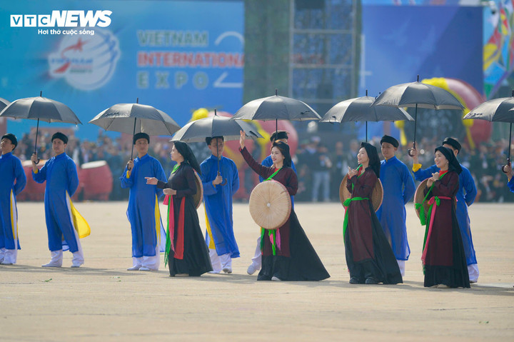 Phần đầu là chương trình biểu diễn nghệ thuật với 4 tiết mục: Tre Việt Nam; Việt Nam - đất nước - con người; Việt Nam muôn màu; Khát vọng hòa bình - Kết nối năm châu.