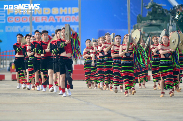 Chương trình lễ khai mạc với chủ đề "Việt Nam - Hòa bình - Hợp tác - Phát triển" với 2.000 cán bộ, chiến sĩ Quân đội nhân dân Việt Nam biểu diễn.