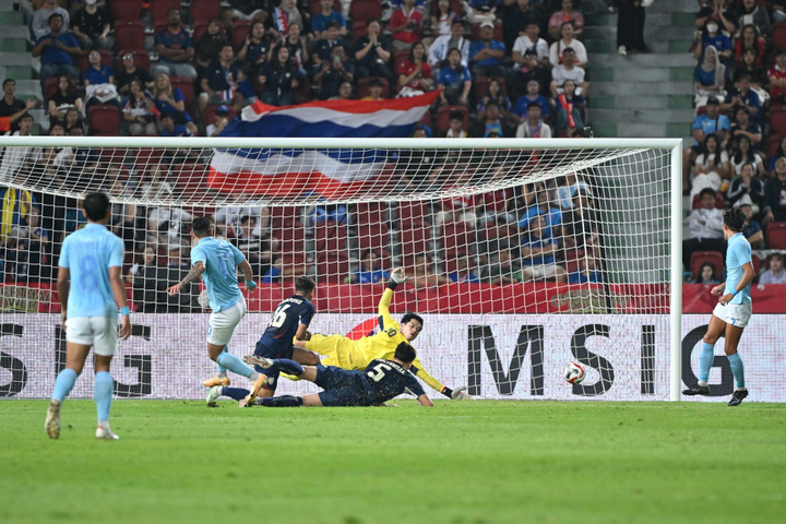 Campuchia có hiệp đấu hứng khởi.