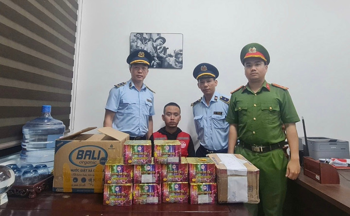 Đội QLTT số 3- Cục QLTT tỉnh Nghệ An cùng lực lượng chức năng chụp ảnh cùng tang vật là sản phẩm pháo không rõ nguồn gốc xuất xứ.