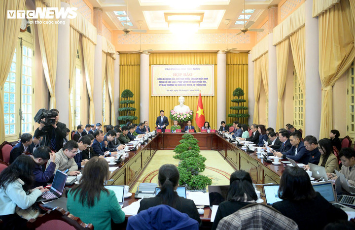 Toàn cảnh buổi họp báo.