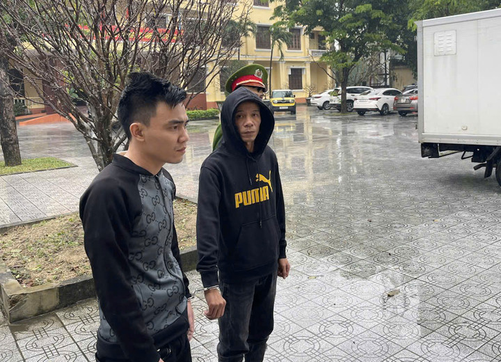 Hà Mạnh Huy (áo khoác đen – xám) và Nguyễn Văn Công Thành (áo đen, trùm mũ) tại trụ sở Công an TP Huế.
