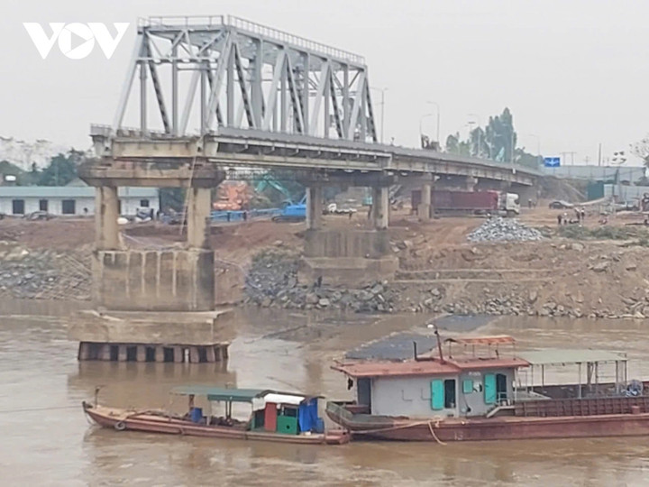 Phía dưới lòng sông Hồng, các tàu hút cát cũng cầu được huy động để hút cát, khi những phần sắt thép của nhịp cầu Phong Châu trồi lên sẽ được cẩu lên tàu, thanh thải lòng sông.