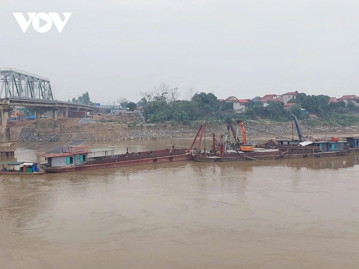 Công việc trên bờ, dưới nước đang được thực hiện rất khẩn trương.