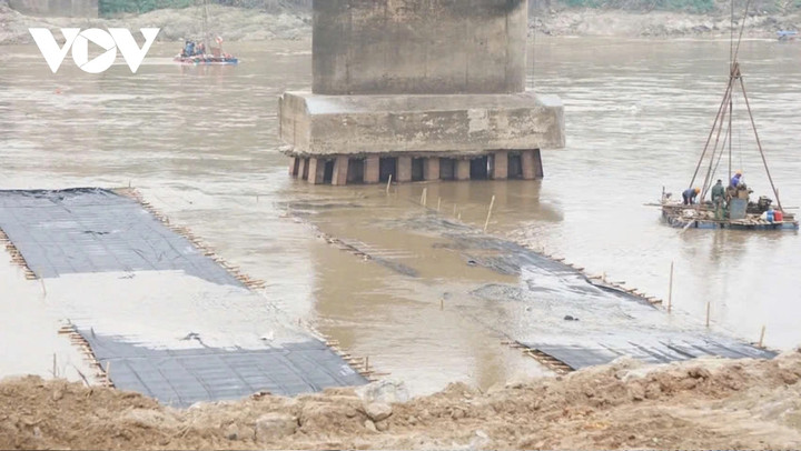 Bên dưới sông Hồng, một đoạn đường công vụ được bố trí để phục vụ tháo dỡ. Việc tháo dỡ cầu Phong Châu sẽ được thực hiện liên tục để kịp thời bàn giao mặt bằng, phục vụ việc thi công cầu mới trong tháng 12 này.