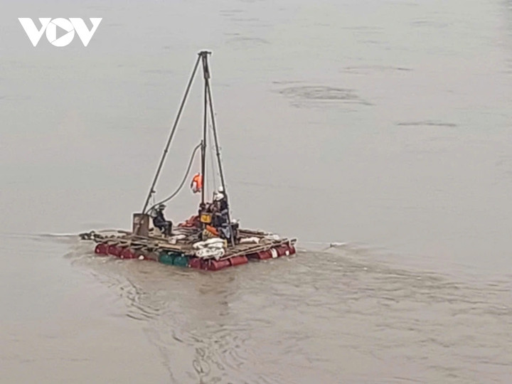 Trong khi đó, tại nhiều vị trí khác, các kỹ sư vẫn đang khoan khảo sát địa chất chuẩn bị xây cầu mới.