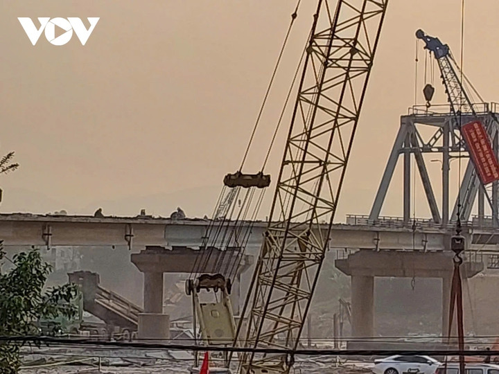 Theo thiết kế, cầu Phong Châu mới có chiều dài hơn 383m (tính đến đuôi mố). Đoạn đường hai đầu cầu vuốt nối về đường hiện trạng phía Lâm Thao khoảng hơn 113m; phía Tam Nông gần 156m. Cầu được xây dựng vĩnh cửu bằng bê tông cốt thép và bê tông cốt thép dự ứng lực với bề rộng cầu 20,5m phù hợp với bề rộng nền đường. Cầu có tổng mức đầu tư 635 tỷ đồng.