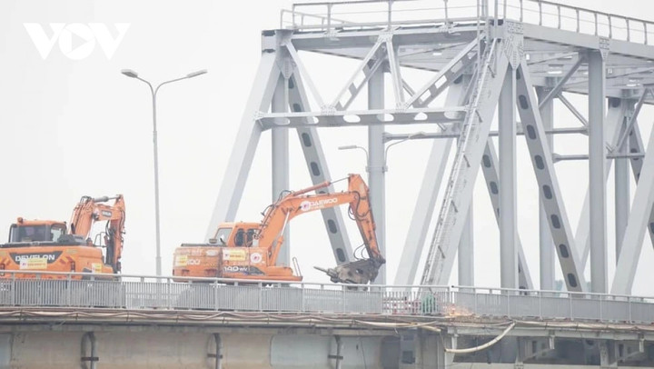 Máy móc thực hiện khoan phá tại vị trí trụ cầu T5, điểm nối giữa nhịp cầu bê tông cốt thép và nhịp cầu dầm thép 66m.