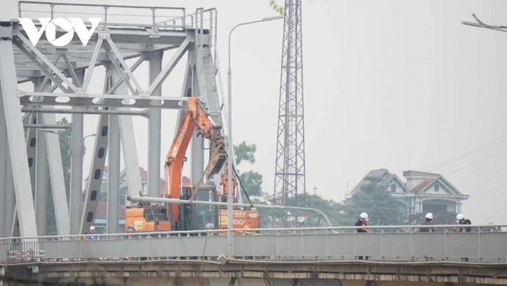 Theo kế hoạch trước đó, sau khi tháo dỡ cột đèn, lan can, đơn vị thi công sẽ xử lý đến mặt cầu, dầm, bệ... Để việc tháo dỡ không ảnh hưởng đến người và phương tiện bên ngoài, đơn vị thi công đã lập hàng rào chắn quanh công trường.