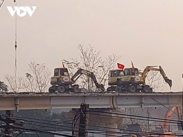 Từ 2-3 ngày nay, nhiều máy khoan, phá bê tông cõ lớn được huy động để thực hiện phá dỡ cầu cũ, chuẩn bị xây cầu mới.