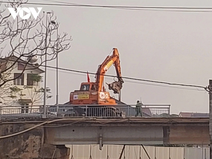 Theo đơn vị thi công, công việc phã dỡ cầu cũ đang được thực hiện khẩn trương, liên tục để đảm bảo tiến độ.
