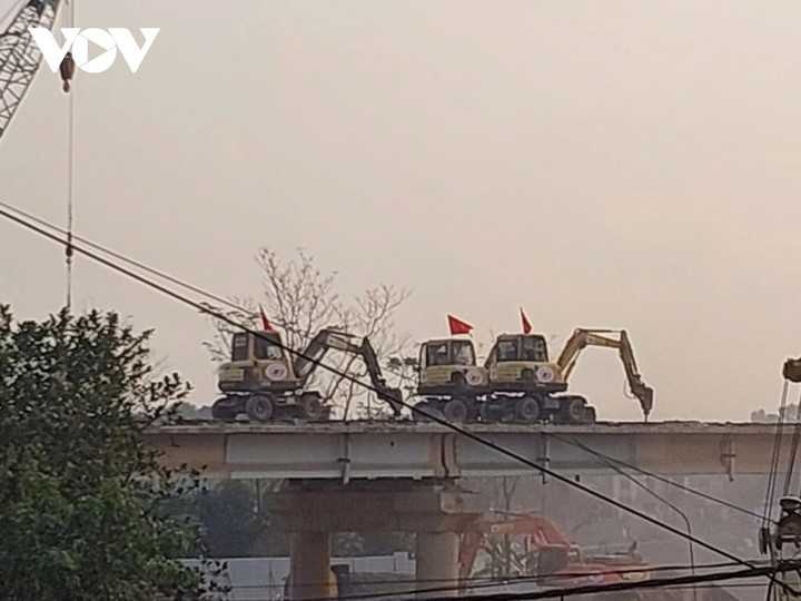 Phía dưới nơi máy móc thực hiện phá bề mặt cầu được căng dây, đảm bảo cho công nhân và phương tiện không đi vào khu vực cấu kiện rơi vãi.